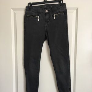 Jennifer Lopez black skinny pants